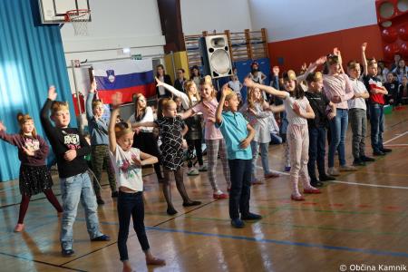 Otroci Osnovne šole Marije Vere so pozdravili pomlad in se spomnili knjižnih junakov (31)